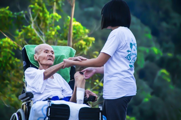 Cuidare | Segmento de cuidadores de idosos cresce 547% em 10 anos
